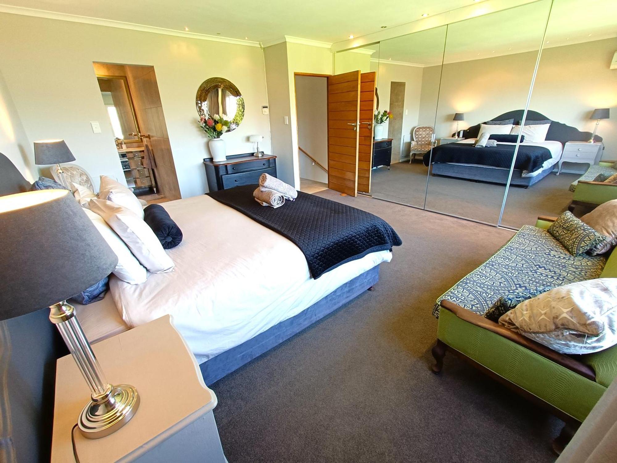 Mount Rhodes Guesthouse, Three Separate Units, Please Select Either Three Bedroom, Two And A Half Bedroom Or One Bedroom Apartment